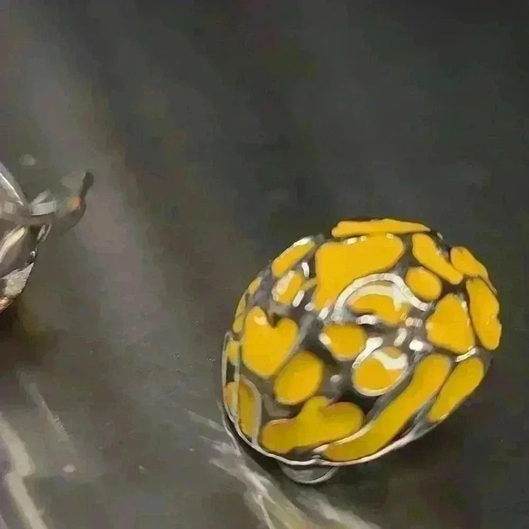 Vintage yellow silver enamel earrings clip-on style - Picture 6 of 6